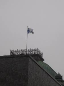 Al lado del Teatro Nacional hay un edificio con esa hermosa base para la bandera.