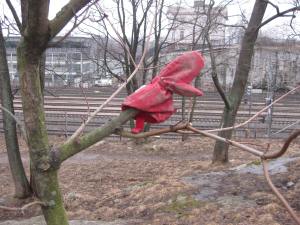 En otros países, esa manopla ya estaría en la basura. En un parque de Helsinki, esta manopla está esperando a su dueño.